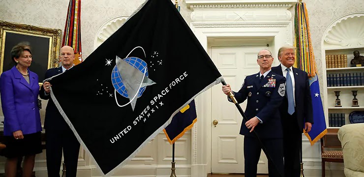 Сравнение флага Космических сил США и войск сериала Звездный путь Космические войска сериал Netflix