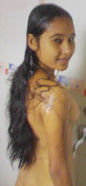 Kolkata College Girl Nude Bathing Photos