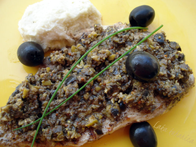 Pan-grilled steak with olive sauce by Laka kuharica: succulent pork with aromatic olive sauce.