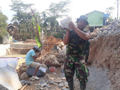 DANTON SATGAS TMMD REG. KE 103 YANG SELALU BERADA DITENGAH TENGAH ANAK BUAHNYA SAAT BEKERJA