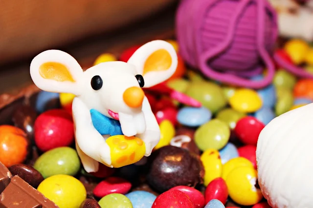 PASTEL DE CUMPLEAÑOS KIT KAT, LACASITOS Y M&M'S DECORADO CON GATOS