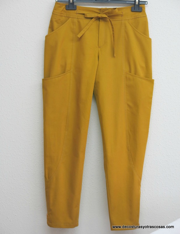 pantalón sport para viaje color mostaza con grandes bolsillos y cremalleras