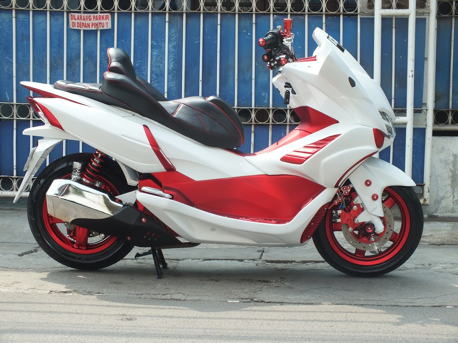 Ngecat MOTOR: HONDA ALL NEW PCX CUATOM PAIN Putih Mutiara dan Merah