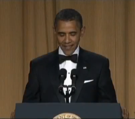 بالفيديو : أوباما يتخلى عن عباءته الرئاسية ويظهر كنجم فكاهي