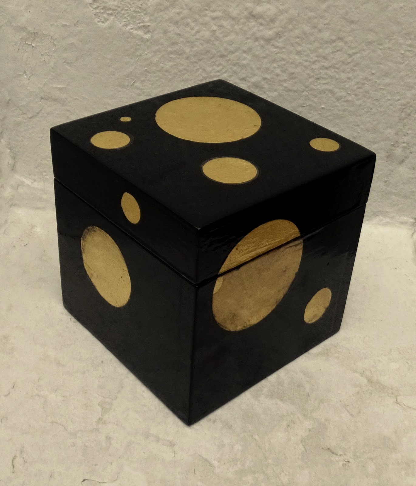 .: CAJA CUBO / (madera con oro) laqueada