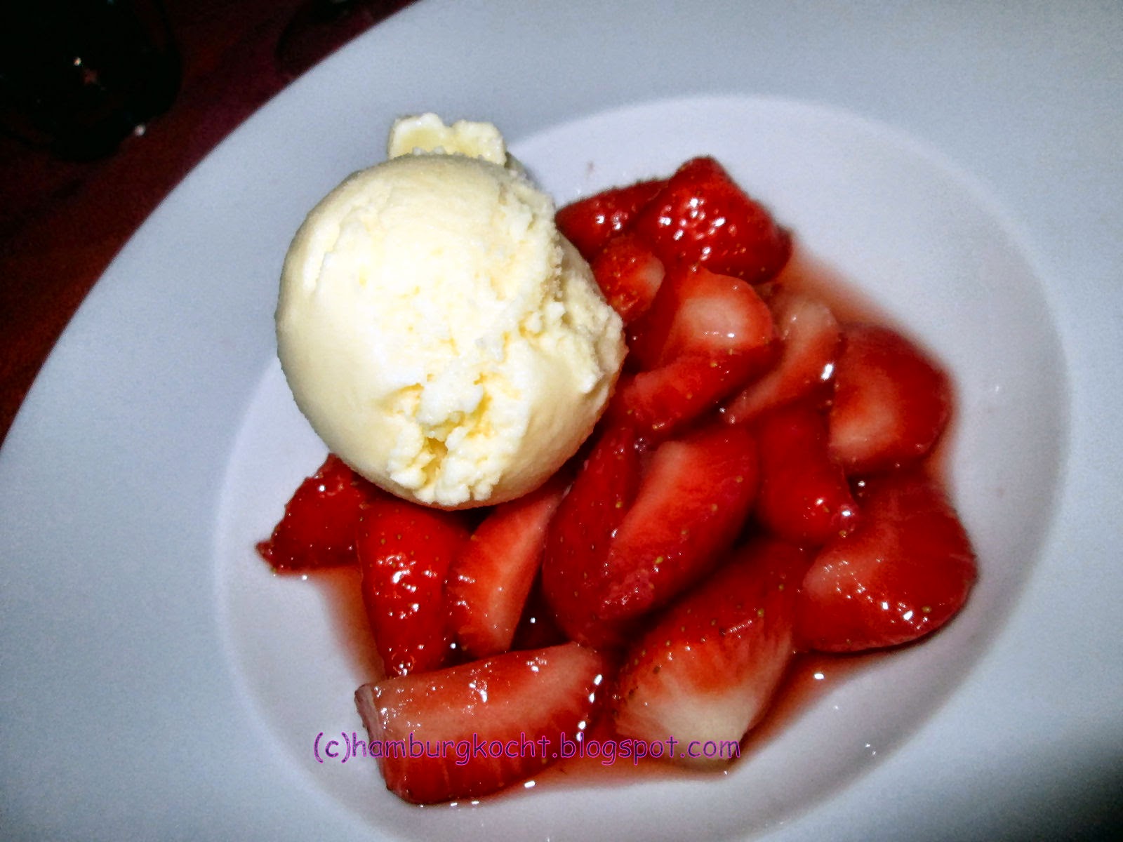 Hamburg kocht!: Waldmeister-Eis mit Riesling-Erdbeeren