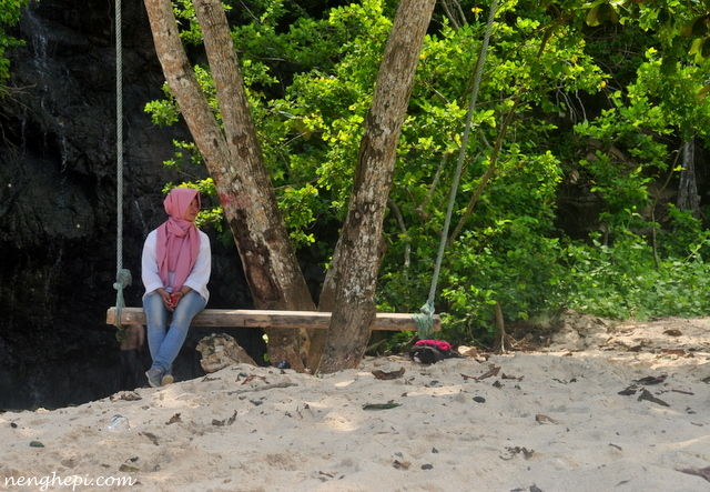 Wisata Pantai Banyuwangi : Manis Pahit di Stone Shore dan Green Bay