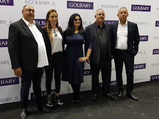 בצילום: רות ברונשטיין, משפחת גולברי ומנהלת סניפי גולברי אילת שירי לנקרי מחלוף. 