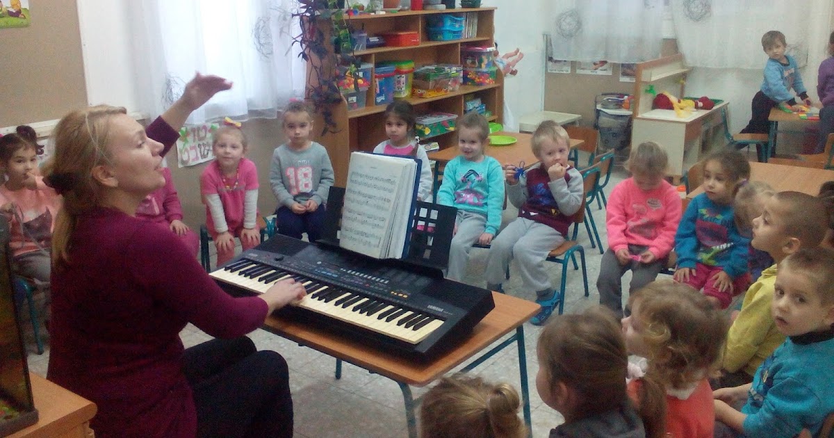 Занятие пением детей. Дети поют в ДОУ. Дети СЛУШАЮТ музыку в детском саду. Фото дети поют в детском саду. Дошкольники за занятием пение.