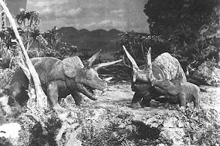 Fotograma de la película : The lost world que muestra dos dinosaurios.
