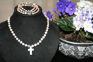 Freshwater pearls (with Swarovski crystals) necklace & bracelet set :: All Pretty Things