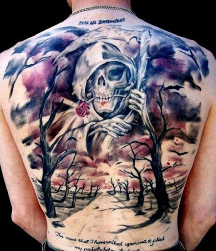 Uma colorida Grim Reaper tatuagem. Um surpreendente contraste com o habitual escuro reaper é o branco reaper abraçar as nuvens e o céu e assistir mais de uma oprimidos caminho com árvores mortas.