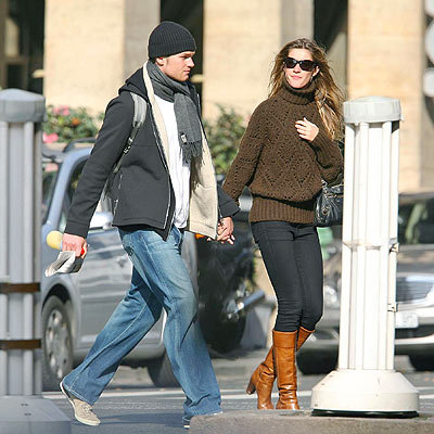 Saloment: Tom Brady With His Girlfriend's Pictures