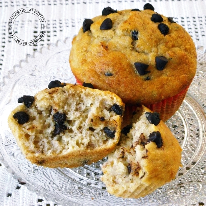 MUFFINS ALLA BANANA CON GOCCE DI CIOCCOLATO ITALIANS DO EAT BETTER
