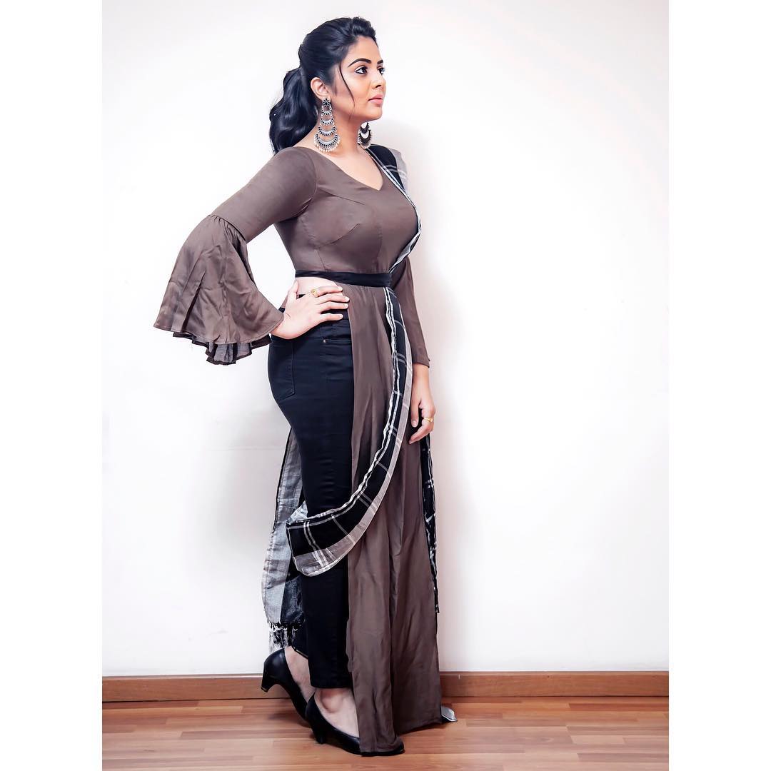 Anchor Srimukhi New Glam Photoshoot Stills Latest Indian Hollywood Movies Updates Branding Online And Actress Gallery Anchor sreemukhi today news, wiki, affairs, updates, biodata, phone number, family reviewed by sree on february 20, 2019 rating: anchor srimukhi new glam photoshoot