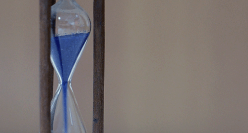 Bir kum saati içindeki mavi renkli kumun akışını gösteren sinemagraf resim