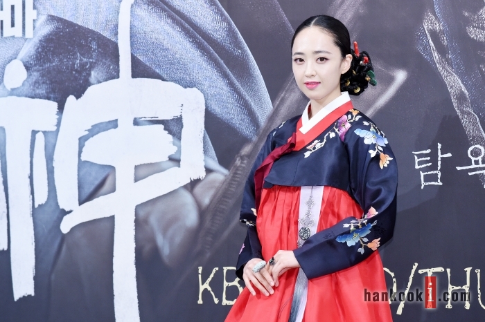 오늘자 동양화 찢고나온 김민정 한복자태 | 인스티즈