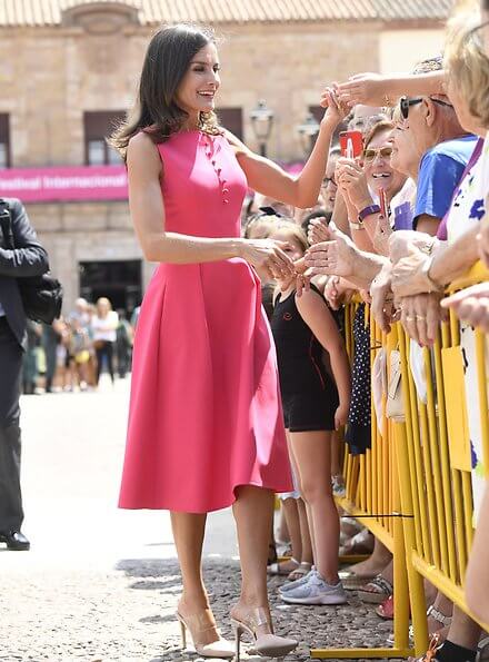 Queen Letizia wore a fuchsia-pink bespoke dress by Carolina Herrera and the Queen wore Coolook Sila earrings.