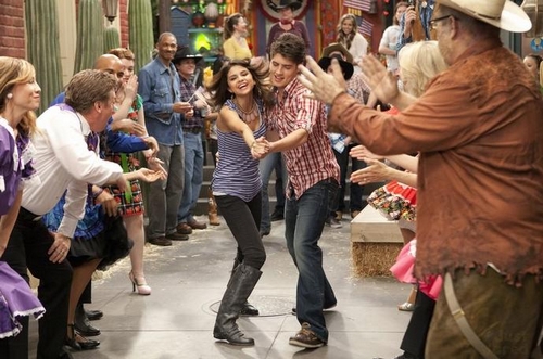 Gregg Sulkin baila de la mano con Selena Gomez en este nuevo episodio de Los