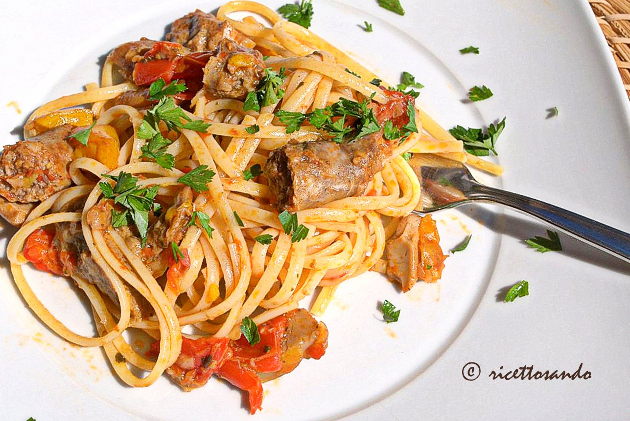 Pasta funghi salsiccia piselli e panna Cotto e Postato