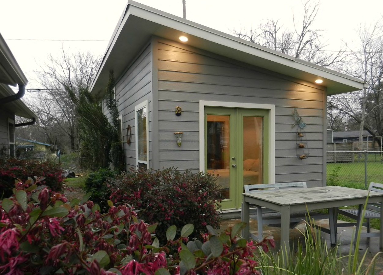 TINY HOUSE TOWN South Austin Guesthouse (250 Sq Ft)