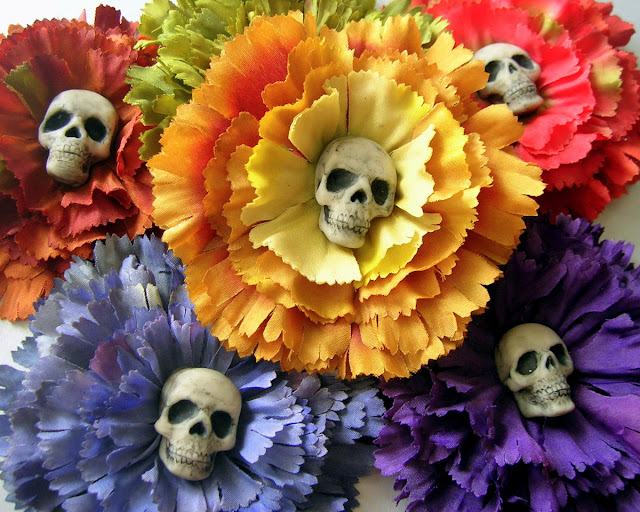 Blomster hårspænder med kranium, til 'De dødes dag' i Mexico