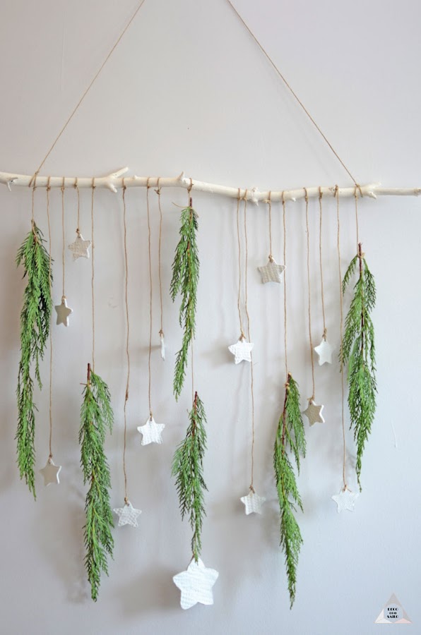 decoración navideña con pasta de modelar y ramas