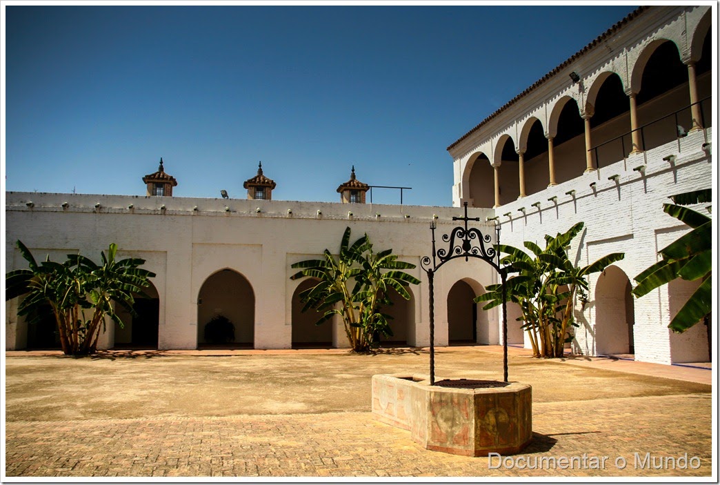 Muro De Fundação De Pedras Naturais Imagem de Stock - Imagem de