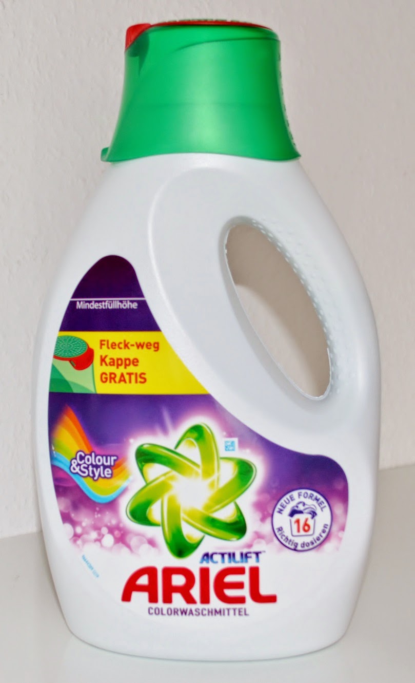 Teste mit Tati..: Ariel Flüssigwaschmittel mit innovativer Fleck-weg Kappe.