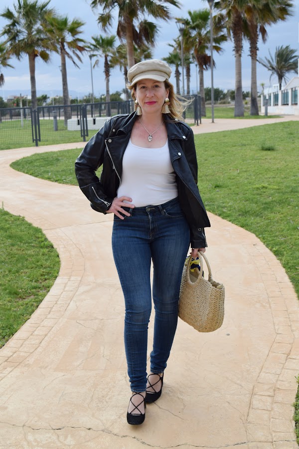 Biker y gorra look primavera 6