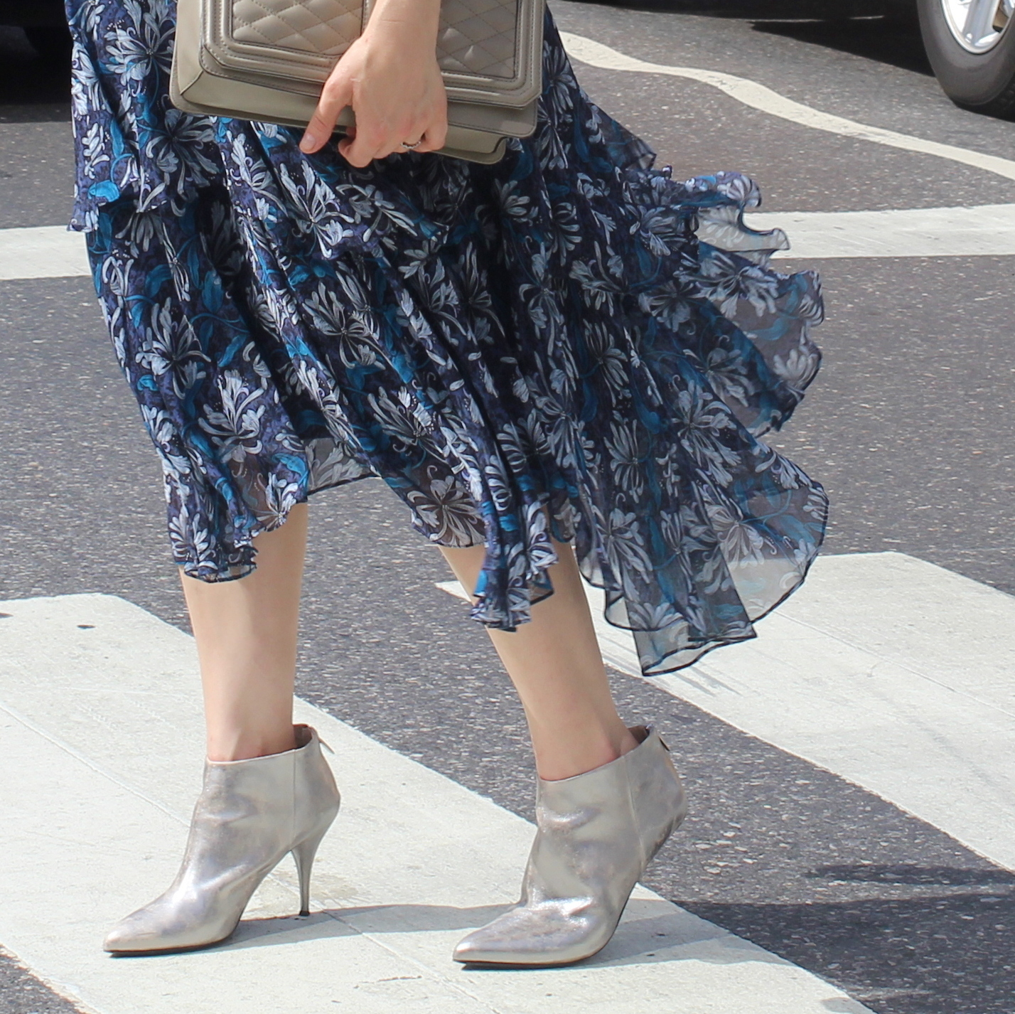 к чему снится идти на каблуках. к чему снится идти на каблуках. к чему снится идти на каблуках. туфли на каблуке. ноги в туфлях.