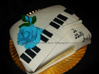 Tort cu trandafir albastru si clape