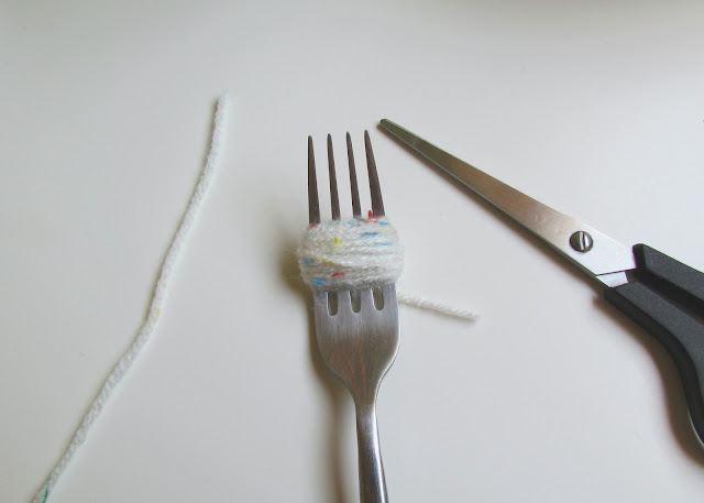 DIY pom poms fork wool scissors