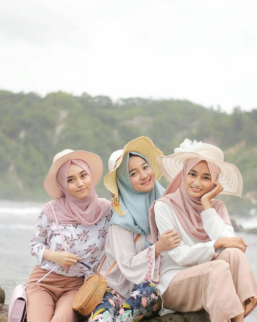 21 Model Baju Hijab Untuk Anak Kuliahan, Dijamin Penampilan Bakal Kece