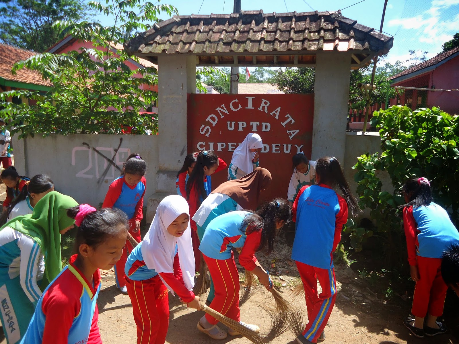 SDN CIRATA - CIPEUNDEUY KBB: BAKTI SOSIAL SISWA SDN CIRATA