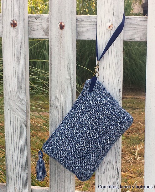 Con hilos, lanas y botones: Clutch Louisiana azul