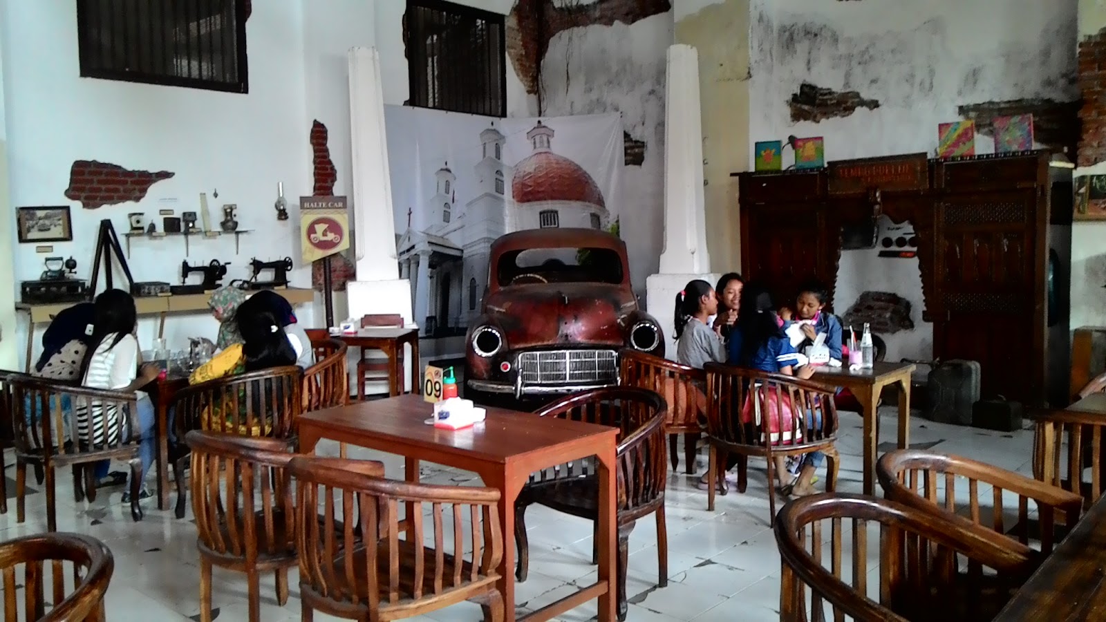 Pelangi Hari Retro Cafe Semarang