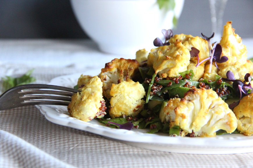 Quinoa-Rucola-Salat mit ofengebackenem Mandel-Blumenkohl - Kirschbiene ...