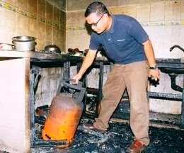 Tip Dan Panduan Semasa Hati Menyembur Lipas Di Dapur Sila Baca Dan Ambil Perhatian Biarlah Ini Tidak Berlaku Kepada Anda Boleh Menjadi Satu Kesilapan Yang Sama Dalam Mana Isi Rumah Kemalangan