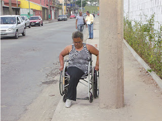 poste no meio da rua