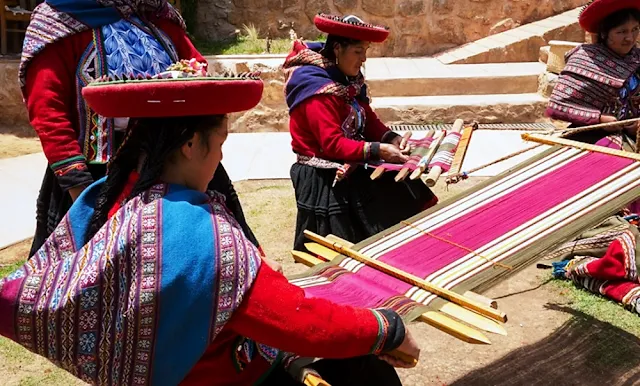 Artesanos peruanos en diseño de telares textiles