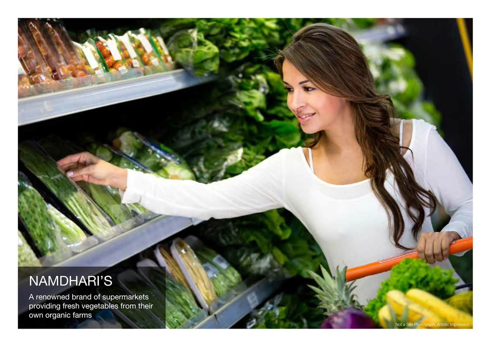 Средняя покупка в магазине. Девушка в супермаркете. Женщина выбирает продукты. Девушка с продуктами. Овощи в супермаркете покупатель.