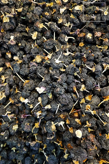 Czarna jagoda goji (Lycium ruthenicum) - black goji, russian thornbox, black wolfberry. Suszone owoce czarnej jagody goji, chińska i tybetańska medycyna naturalna, niebieska herbata, napar z jagody, z czego jest niebieska herbata, jak zrobić niebieską herbatę z jagód goji, właściwości niebieskiej herbaty i smak, właściwości zdrowotne, bezpieczeństwo, przygotowanie, pochodzenie, roślina, uprawa, nasiona, owoce, jak siać czarną goji?