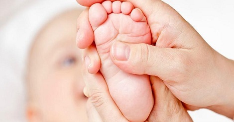 Cara Memijat Kaki Bayi Agar Cepat Berjalan