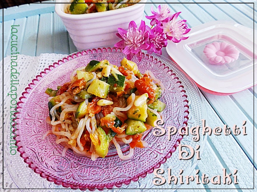 spaghetti di shirataki con pomodorini ciliegini e zucchine scure, con zero carboidrati / shirataki noodles with cherry tomatoes and zucchini dark, with zero carbohydrates