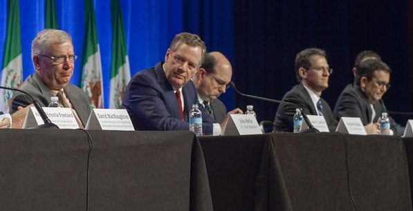 Canadá pide a Peña Nieto salario de 4 dólares la hora para mexicanos Canadá pide a Peña Nieto salario de 4 dólares la hora para mexicanos