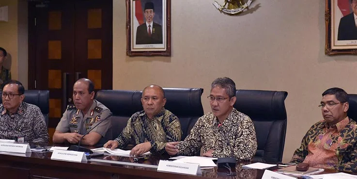 Dirjen Anggaran Kemenkeu Askolani didampingi Kepala Staf Kepresidenan Teten Masduki, saat menyampaikan keterangan pers, di Kantor Staf Presiden, Jakarta, Jumat (6/1/2017) siang.
