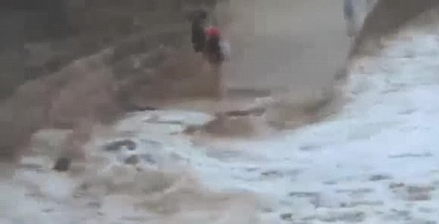 mujer arrollada por una ola en la playa del sardinero santander