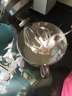 Mélange du beurre de karité avec l'huile de coco et l'amande douce au batteur pour la réalisation de la chantilly de karité , DIY