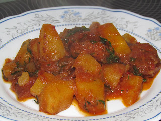 Tocanita de cartofi cu carnati afumati / Potato stew with sausages